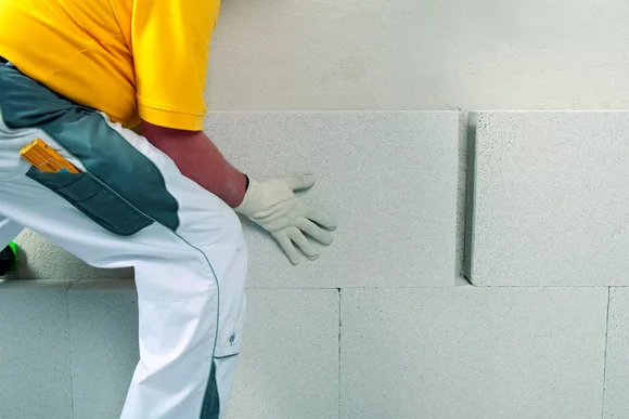 Person bringt Dämmplatten an